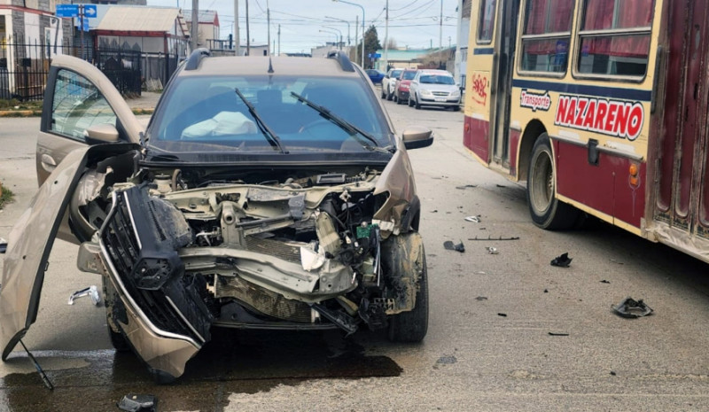 Accidente entre colectivo y un auto dejó dos heridos