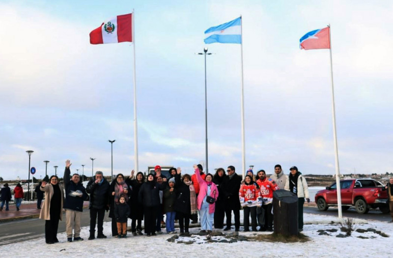 Acto en Ushuaia por 205° años de la Independencia del Perú