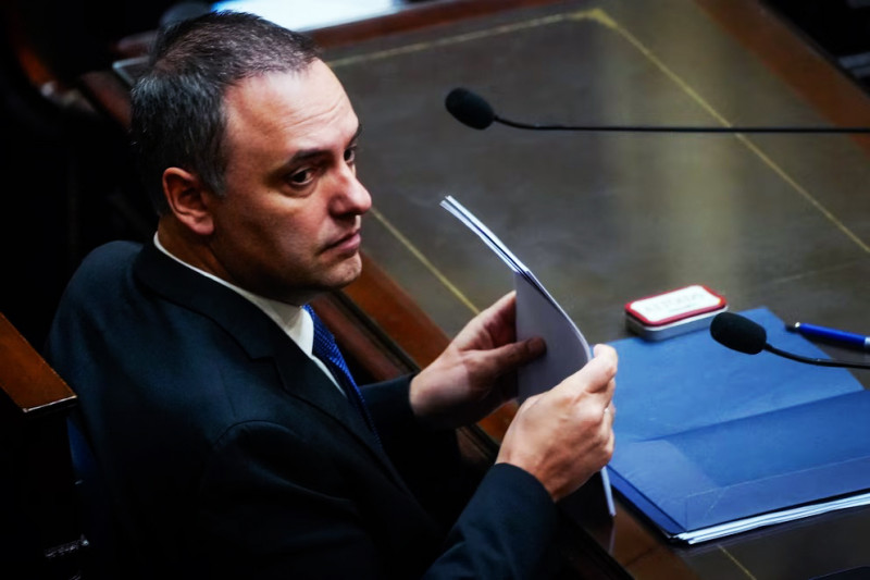 Adorni se quedó sin apoyo y presionan para que renuncie