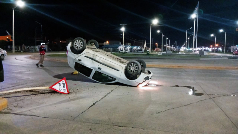 Alcoholizado volcó en la rotonda de las Americas