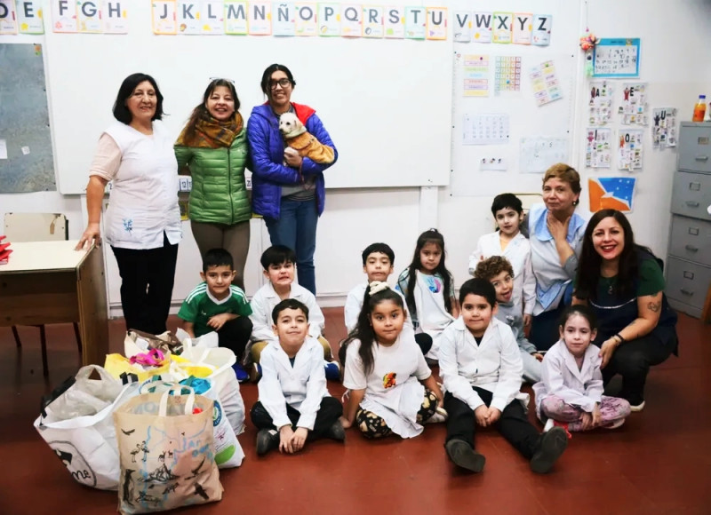 Alumnos donaron alimento y mantas a una protectora