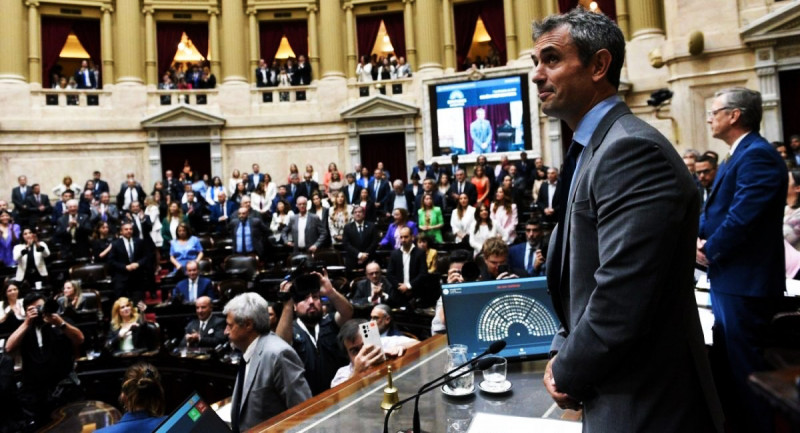 Aprueban la reforma para limitar los DNU de Milei