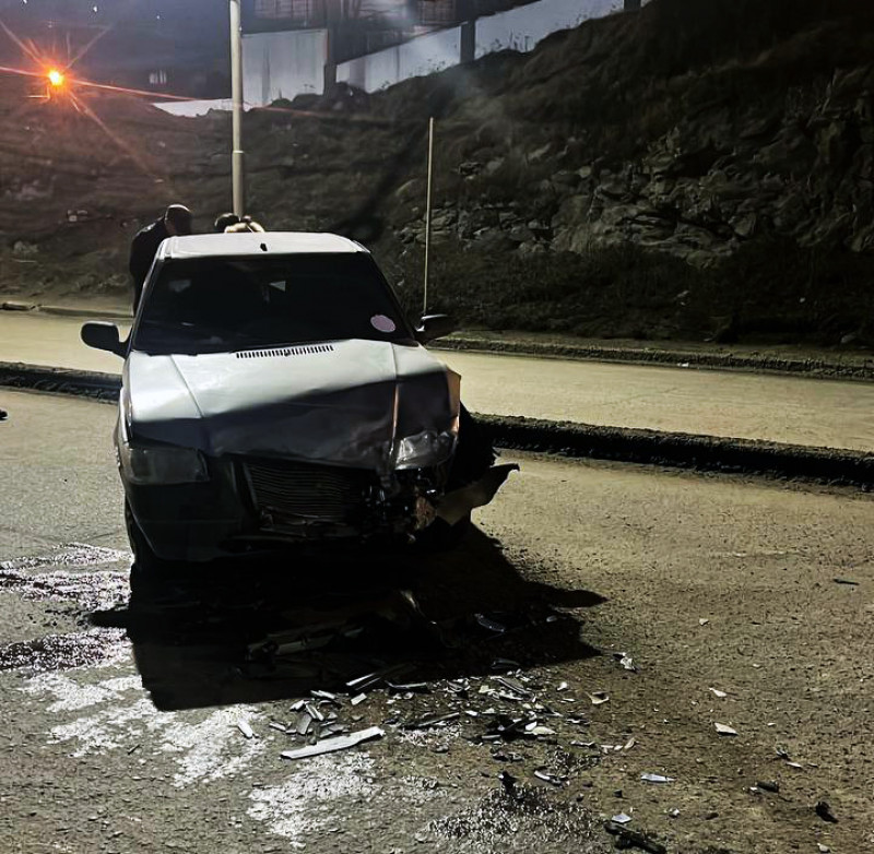 Auto perdió el control y chocó una combi en Ushuaia