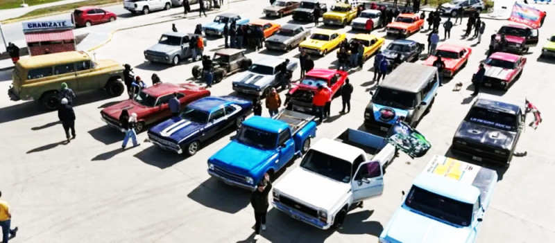 Autos clásicos, solidaridad y fiesta por el Día de la Provincia