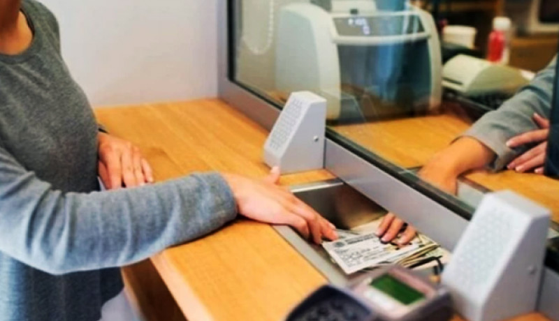 Bajan tasa de interés para reactivar el crédito