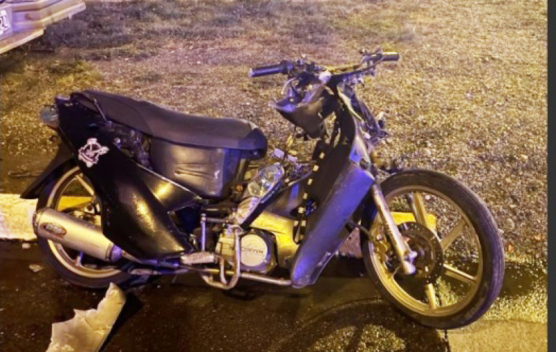 Buscan a conductor que chocó a dos jóvenes en moto