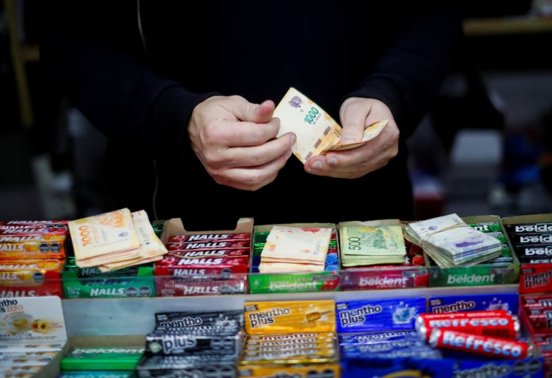 Cae el ingreso y los argentinos recortan gastos