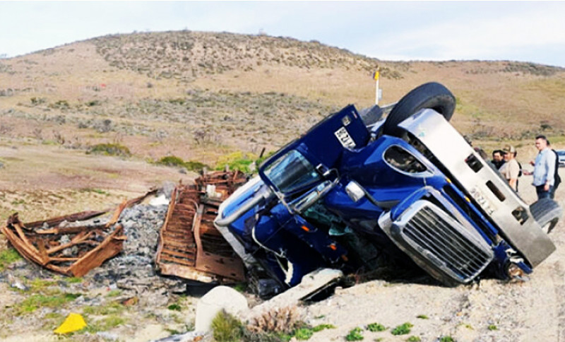 Camionero chileno volcó en ruta 3 a causa del viento