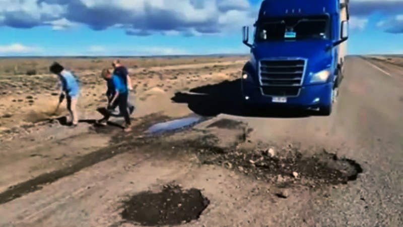 Camioneros chilenos tapan con tierra pozos en Ruta 40