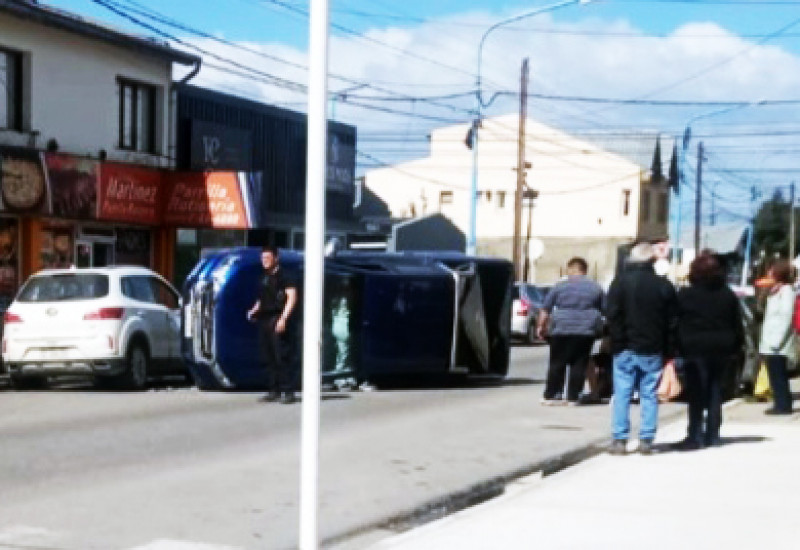 Camioneta en contramano terminó volcando en Ushuaia