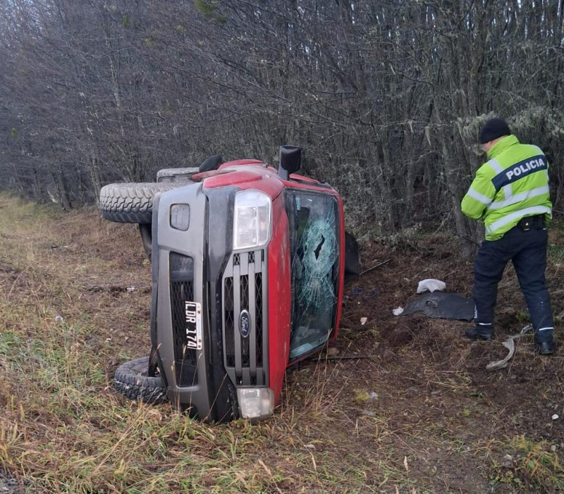 Camioneta volcó por Lago Escondido en Tolhuin