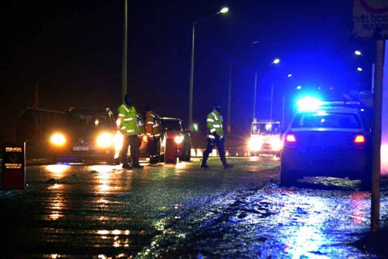 Chocan a un móvil policial en margen sur con moto robada