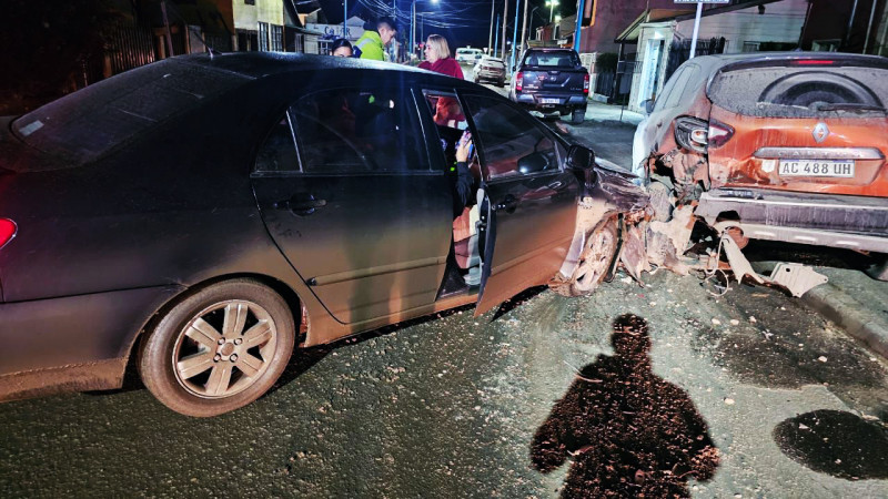 Chocan contra una camioneta estacionada en Ushuaia