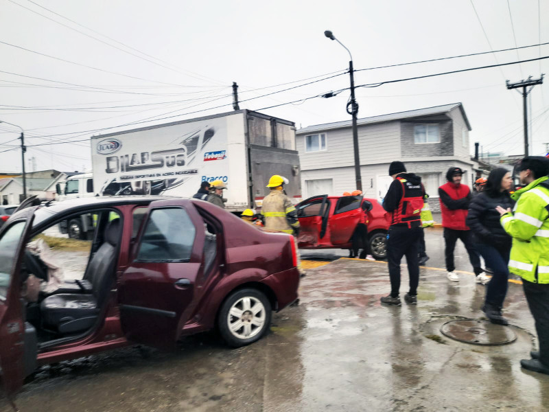 Chocaron y uno terminó contra un camión estacionado