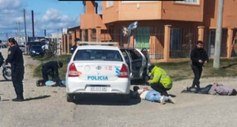 Choque y amenazas a policías en la margen sur