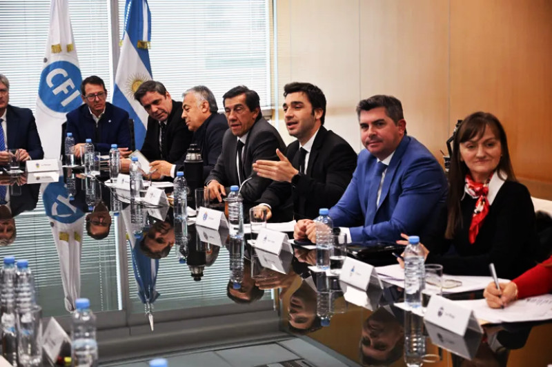 Chubut pidió que Nación deje de usar el método "látigo-chequera"