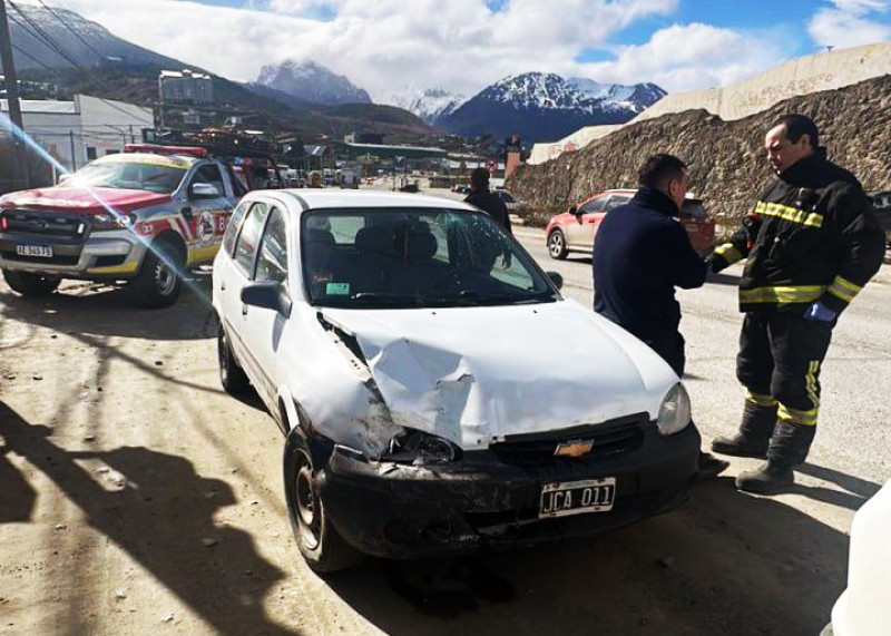 Conductor fue trasladado al hospital tras un choque