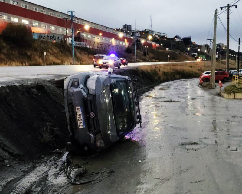 Despiste y vuelco a la altura de Newsan en Ushuaia
