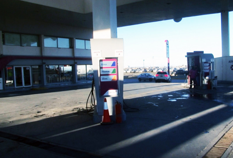 Detiene a sujetos por un robo en autoservicio de Axion