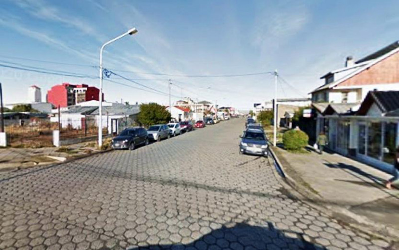 Detienen a sujeto que se subió a camionetas estacionadas