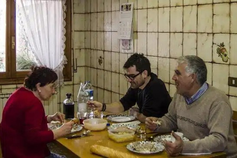 El 44% de jóvenes vive con sus padres y se retrasa su salida