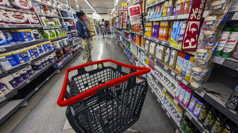 El consumo masivo repuntó en julio, pero acumula baja
