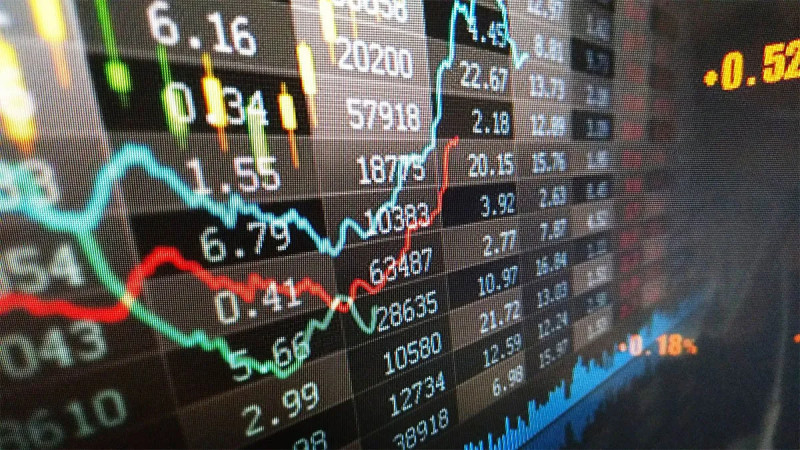 El dólar baja y hay una fuerte mejora de acciones y bonos
