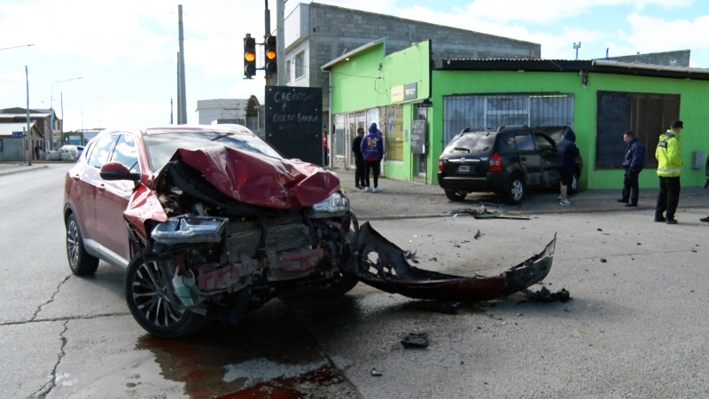 Fuerte choque en esquina semaforizada con fallas