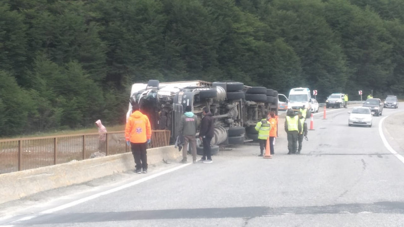 Impactante vuelco de un camión en Ruta 3