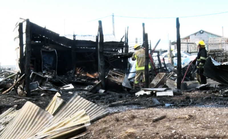 Incendio arrasó con tres viviendas en Chacras del Sur