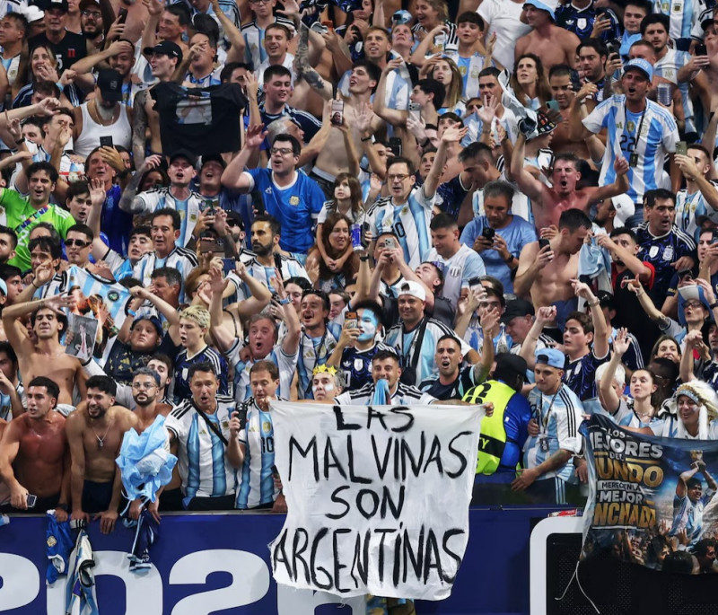Inglaterra responde a la bandera argentina