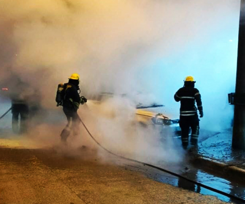 Investigan el incendio de un auto sobre Av. San Martin