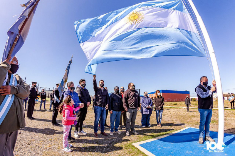 Invitan a los fueguinos a izamientos de la bandera