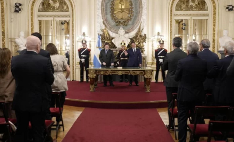 Javier Milei le tomó juramento al Ministro Lisandro Catalán