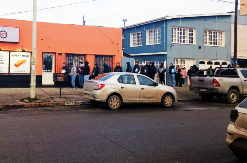 Largas filas por un solo puesto de trabajo en Río Grande