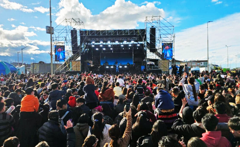 Luck Ra deslumbró en el encendido del árbol