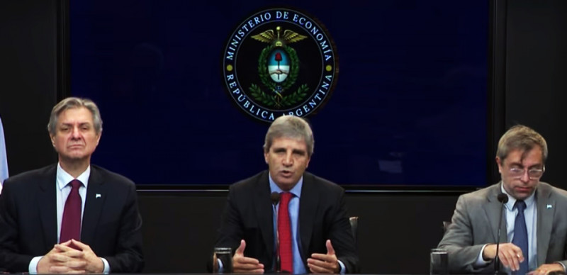 Luis Caputo presentó el plan financiero hasta 2027
