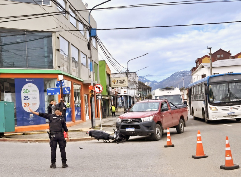 Motociclista sufre una fractura al chocar con una camioneta