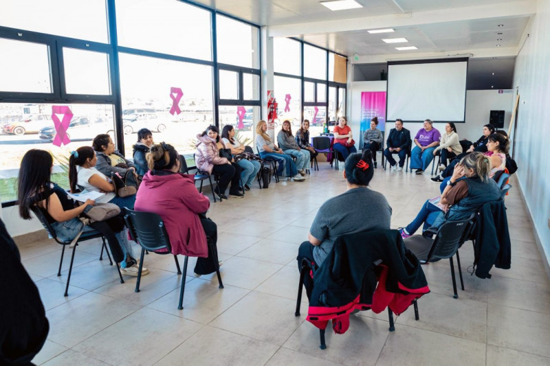 Mujeres de Ushuaia iniciaron el curso de tapiceras