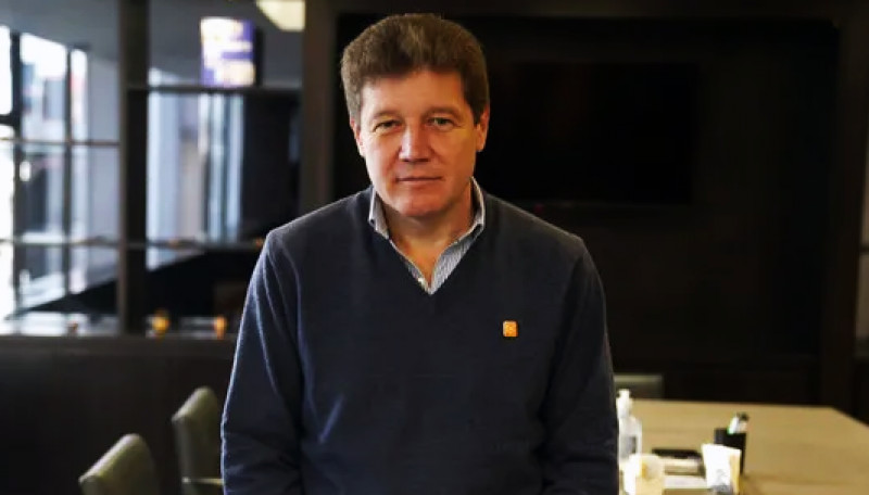 “No van a ser más baratos los celulares importados”