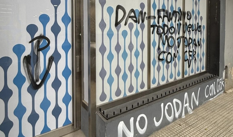 Otro medio fue pintado por militantes de Cristina