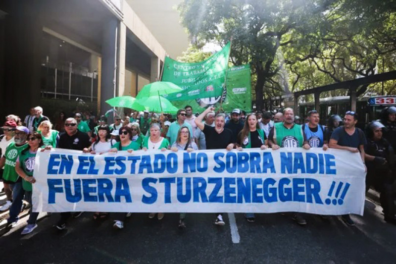 Paro por decretos que eliminan organismos del Estado