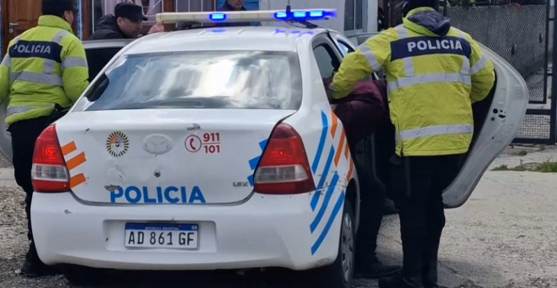 Persecución policial para recuperar camioneta robada