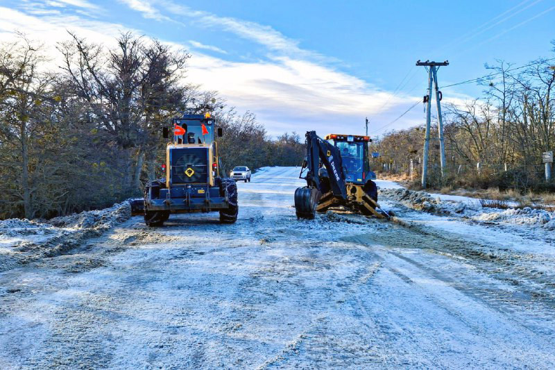 Realizan mantenimiento en la bajada del lago en Tolhuin