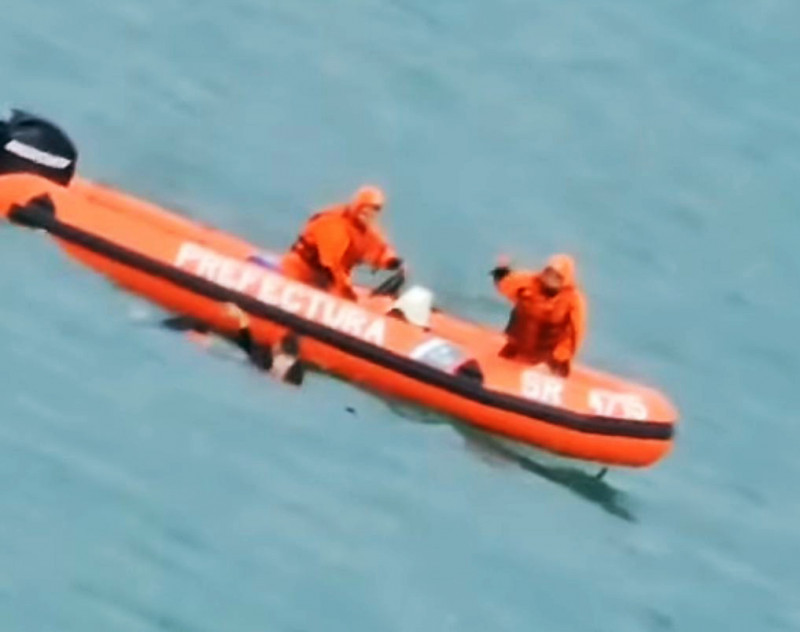 Rescataron a una mujer que se arrojó al río desde el Puente