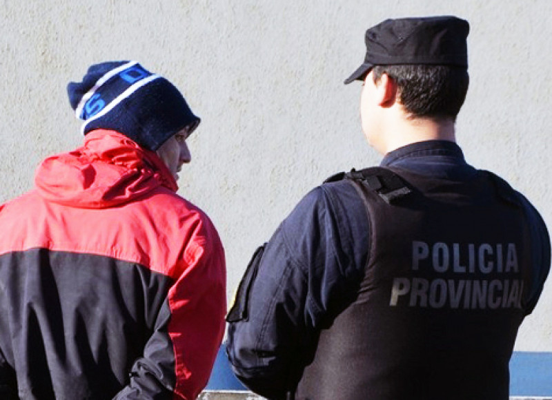 Siguen detenidos tres sujetos por atacar a un hombre