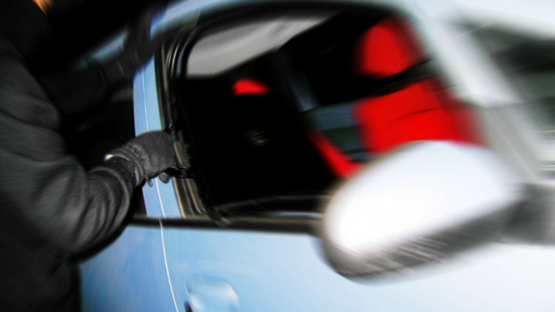 Sorprenden a dos personas robando autos en Río Grande