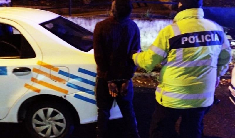 Sorprenden a sujetos dentro de una vivienda en la margen