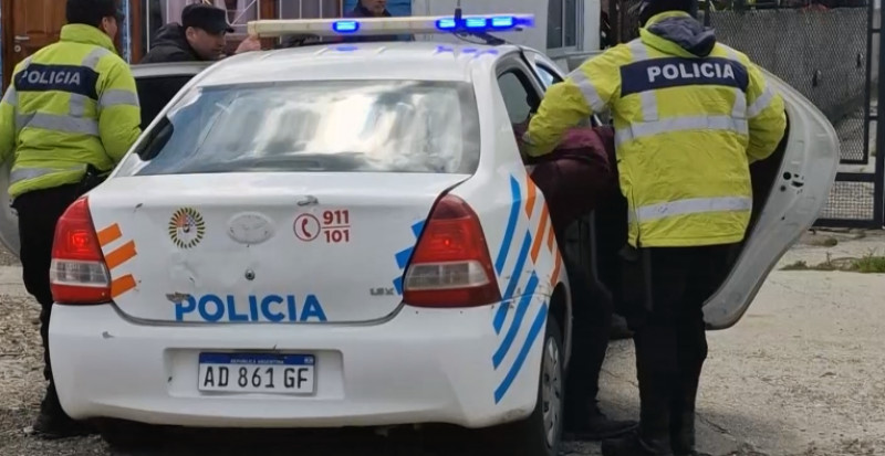 Sujeto amenazo a otro con arma blanca en la vía pública