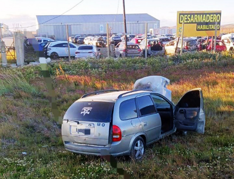 Sujeto chocó contra un poste frente a Transporte Fraser